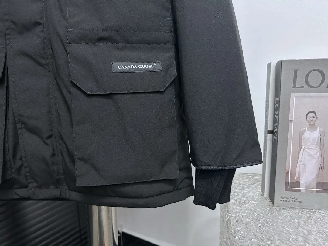 P780 top purchasing version black (wolf hair quality optional) 🇨🇦CANADA GOOES 24 new models 08/couple models Factory direct supply: supplying global purchasing agents, micro-businesses, entities, Tmall, high-end stalls and studio cooperation, free shipping! Canada Goose Expedition Parka 2008 is the same style for men and women. It is mid-length and the most timeless classic. All Arctic and Antarctic scientific expedition teams choose Canada Goose as their cold-proof equipment. It is the Rolls-Royce of down jackets. ➖ Industry-leading anti-counterfeiting chip sensing. ➖ Imported Behringer embroidery machines and customized embroidery labels, the highest level and industry leading. ➖ Imported Korean 21-count polyester-cotton blended original fabric, TC85 waterproof coated fabric, water-repellent, windproof and wear-resistant. ➖ The new national standard 80 white duck down is filled with an average of 520 grams of down. The amount of down filled is industry-leading. ➖ 100% nylon lining with double double-layer sealing design to prevent velvet running, and seamless thread design on the cuffs! ➖ Western Canadian Green Wolf Collar. ➖ Yoshida YKK provides original factory-customized electroplated sliders. YKK two-way lockable zippers are tight and smooth and do not peel off paint. ➖ 3M composite Velcro is durable and the accessories and hardware are all custom-made. Note: Our copywriting is only simple and clear. Instead of bragging about the copywriting, it is better to compare and understand with samples. Only for the purest goose, the most dedicated, the most professional, the highest quality, the highest cost performance!  Size:XS-XXL